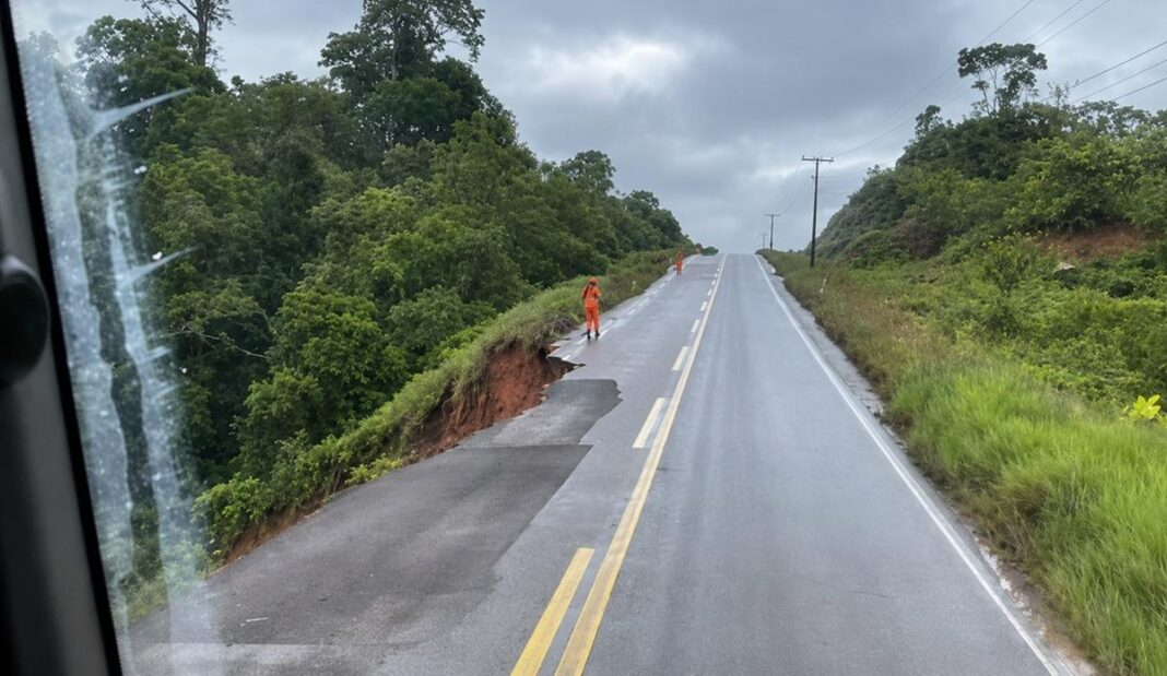 Cratera destrói parte da BR-174 e interdita trecho entre Manaus e Boa Vista
